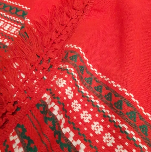 Beautiful vintage oval tablecloth red cotton blend crochet fringe holiday 64x66 - Picture 4 of 5